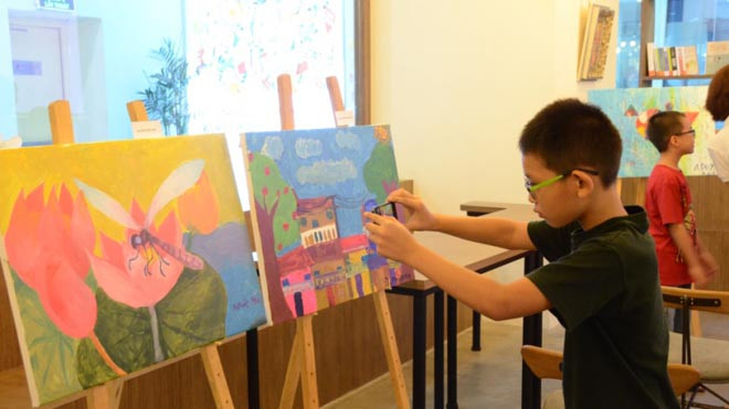 Bức “Chuồn chuồn và hoa sen” của cháu Nhật Mai (10 tuổi)