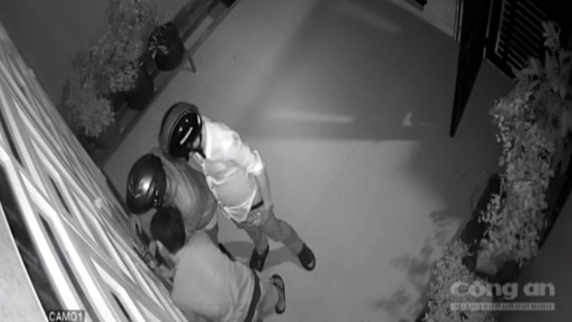 3 tên trộm phá cửa nhà dân lúc rạng sáng ở Sài Gòn