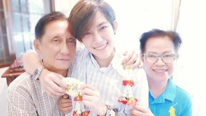 Tina và bố mẹ lúc sinh thời.