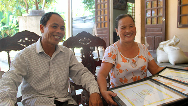 Ông Tuân - bà Quế nở nụ cười mãn nguyện khi hay tin con trai giành HC vàng Paralympic. Ảnh: Đức Hùng