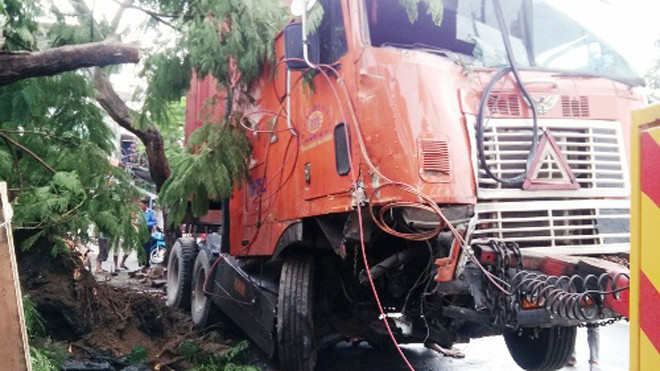 Sau cú đâm chiếc xe đầu kéo bị gãy trục bánh trước. Ảnh: Giang Chinh