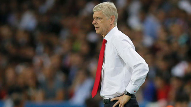 Wenger trong trận đấu với PSG. Ảnh: Reuters.