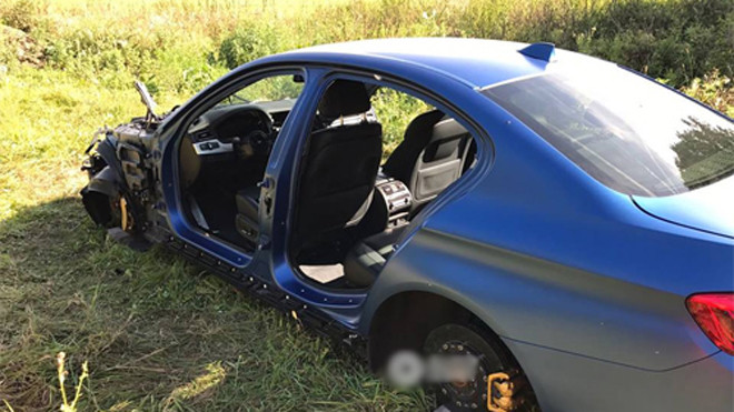 Cửa xe, bánh xe, nắp ca-pô đều không còn.