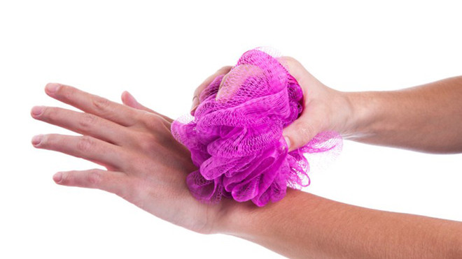 Dùng bông tắm dạng lưới có thể gây viêm da