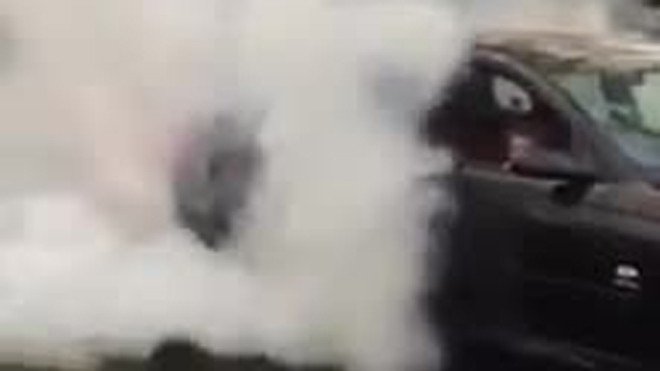 Ông bố bị thu xe vì dạy con trai 5 tuổi đốt lốp