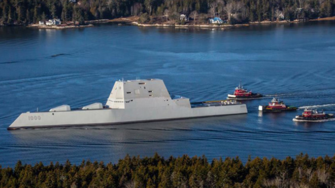 USS Zumwalt rời khỏi xưởng đóng tàu, trên đường tới lễ biên chế vào hải quân. Ảnh: USNI