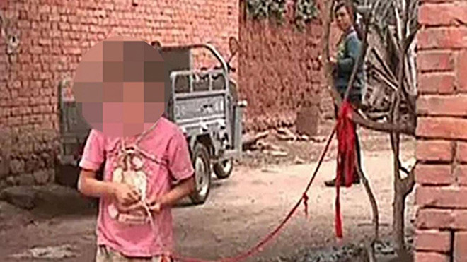  Zhao Ziyi bị trói ở cây vì "nguy hiểm" cho mọi người. Ảnh: Standard