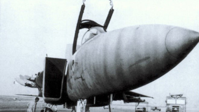 Chiếc F-15D hạ cánh an toàn với phần cánh chính bên trái đã mất sau vụ va chạm trên không. Ảnh: Theaviationist