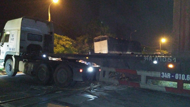 Xe container nằm vắt ngang đường sắt tối 21/9. Ảnh nhân vật cung cấp. 