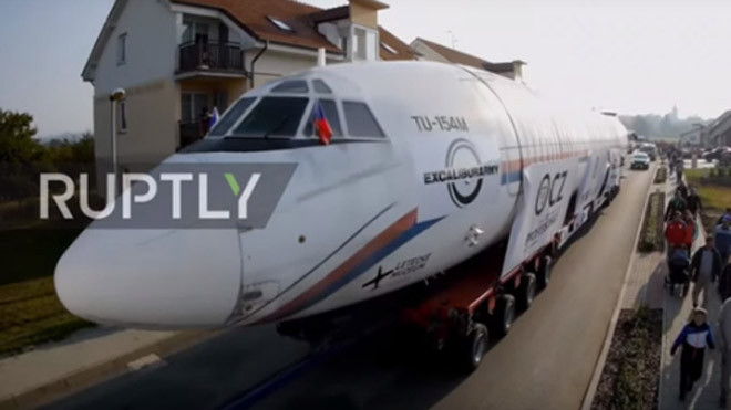 Chuyên cơ của cựu Tổng thống Séc di chuyển bằng đường bộ