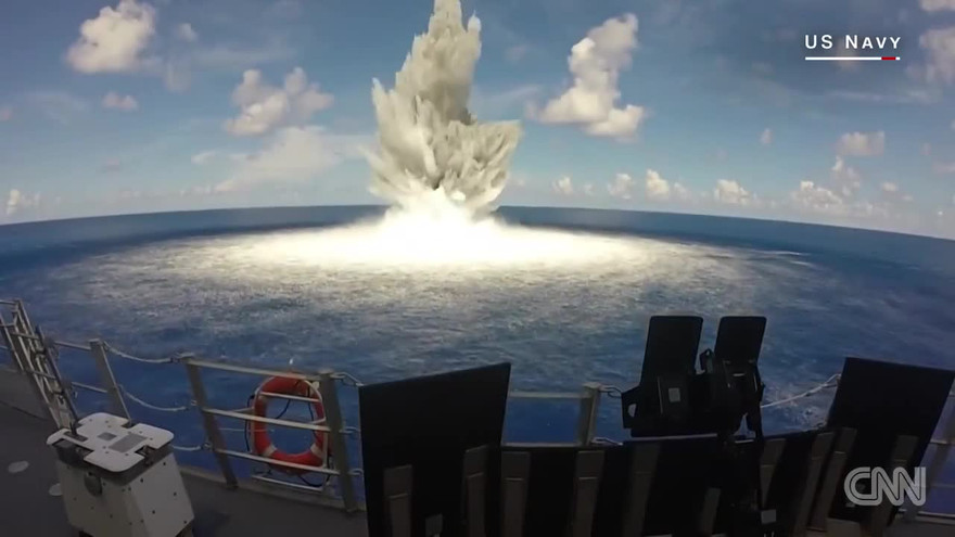 Tàu chiến Mỹ đứng vững trước vụ nổ lớn trên biển