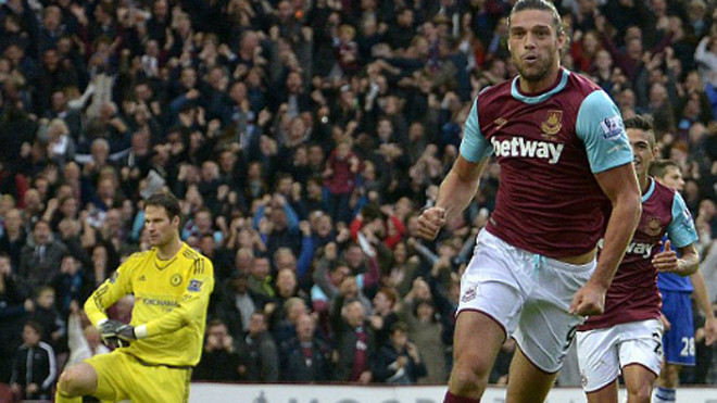 Carroll ghi bàn giúp West Ham đánh bại Chelsea hồi đầu mùa. 