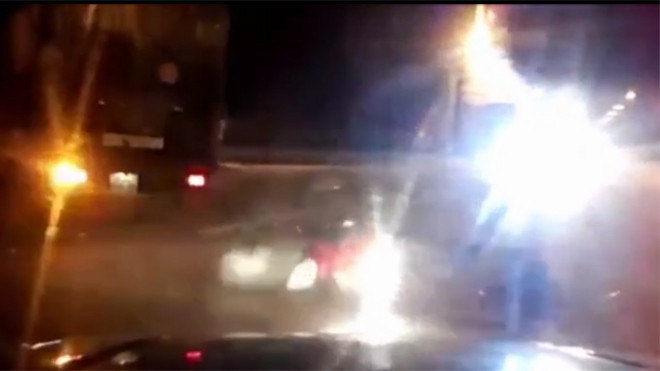 Đôi nam nữ ngã xe suýt chết trước đầu ôtô