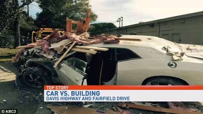 Lái xe đâm nát tường vì muốn... đi xuyên không