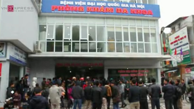 Trăm người la ó, truy vấn lãnh đạo bệnh viện vì thiếu văcxin