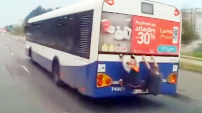 Hai đứa trẻ đánh đu đuôi xe buýt trốn vé