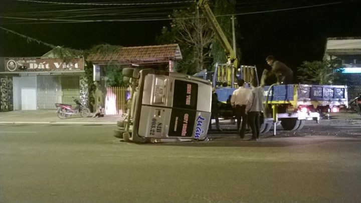 Hiện trường vụ xe khách gặp nạn