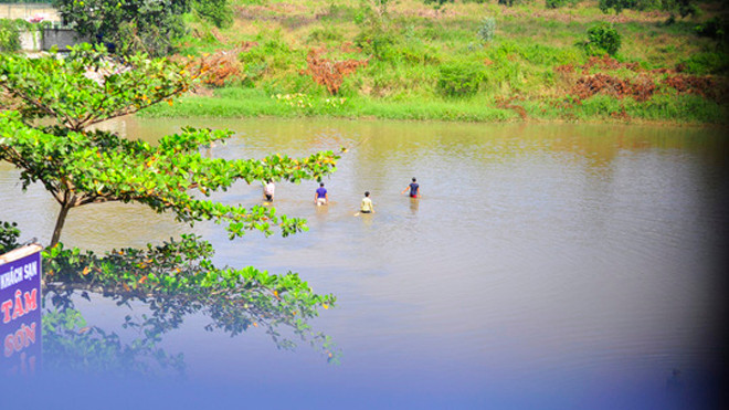 Đội quân bắt cá chuyên nghiệp đột nhập vào hồ nước nhiễm dioxin nặng trong sân bay Biên Hòa đánh bắt