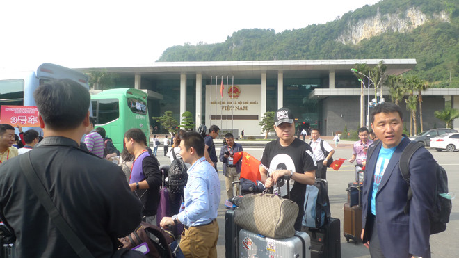 Hàng ngày cửa khẩu Hữu Nghị đón gần 1000 lượt khách làm thủ tục XNC *ảnh: Duy Chiến