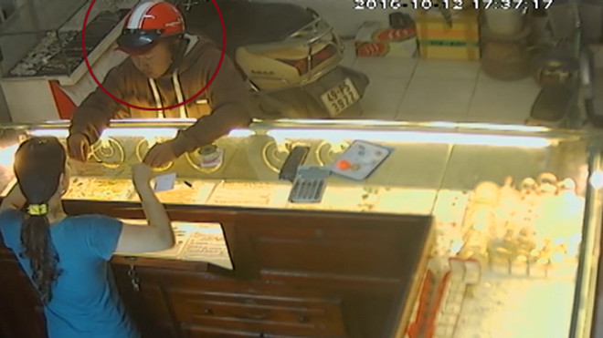 Chủ tiệm vàng la hét tuyệt vọng vì bị cướp 2 sợi dây chuyền