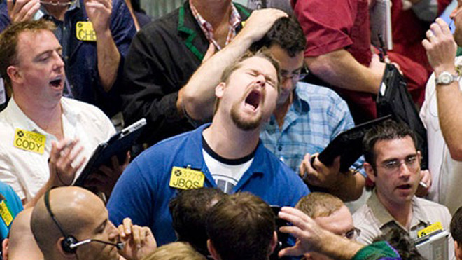 Các nhà giao dịch dầu lửa trên sàn NYMEX ở New York, Mỹ - Ảnh: AP.