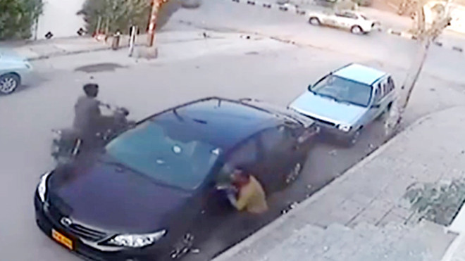 Tên 'đạo chích' vặt trộm gương ô tô bị đánh bầm dập