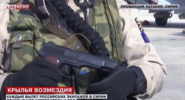 Phi công Nga được trang bị súng để phòng thân khi làm nhiệm vụ tại Syria.