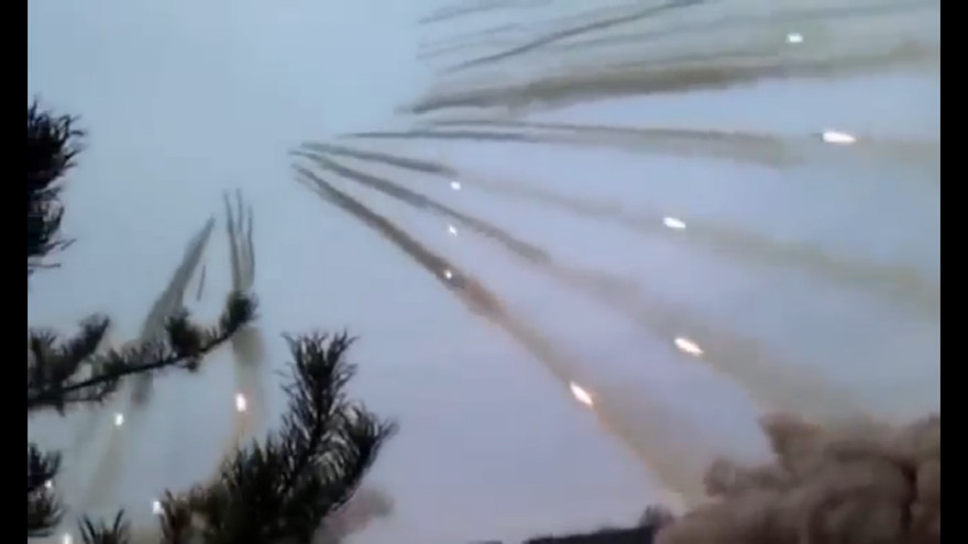 Pháo phản lực nhả đạn 'giăng lưới sáng rực trời