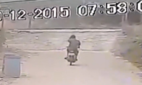 Phản xạ nhanh đến khó tin khi tàu lao đến