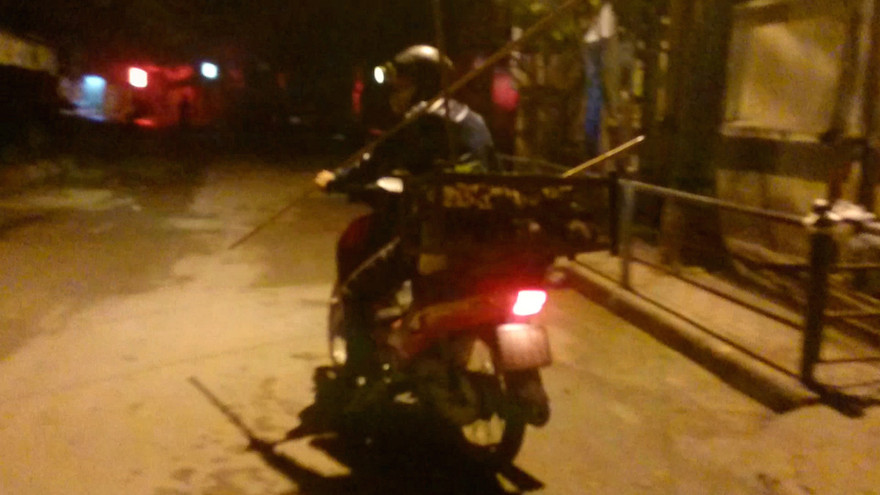 Hàng đêm những người thợ săn chuột cống lần mò khắp thành phố để săn chuột.