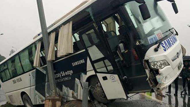 Chiếc xe 60 chỗ lao lên đường Nội Bài - Nhật Tân và đổ nghiêng vào cột điện bên đường.