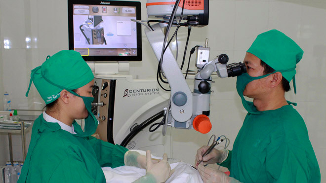 Mổ phaco thay thủy tinh thể tại BV Mắt Tây Nguyên