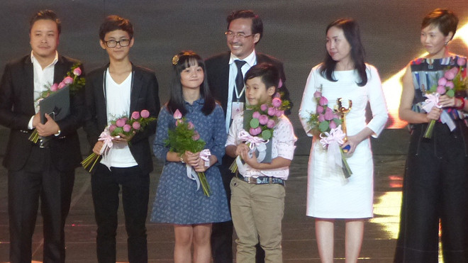 Đoàn làm phim vui mừng nhận giải Bông sen Vàng.