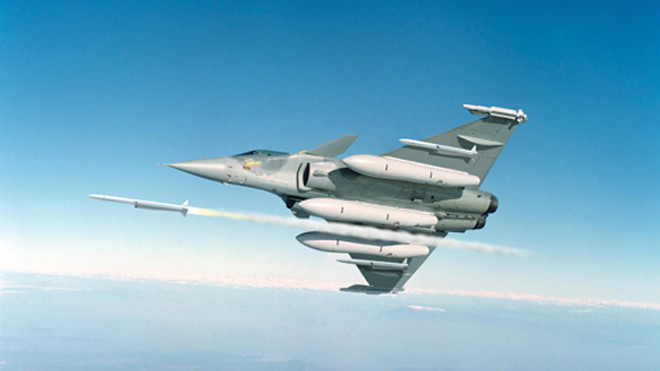 Một chiến đấu cơ Rafale của Pháp phóng tên lửa trong một buỗi diễn tập. Ảnh: Ministère de la Défense