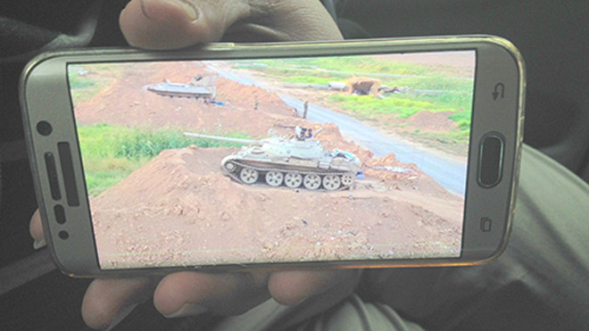 Một chỉ huy Peshmerga người Kurd cho phóng viên xem video các lực lượng Mỹ tham chiến ở Kirkuk, Iraq. Ảnh: Guardian.