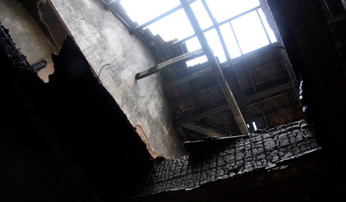 Căn gác gỗ cháy rụi sau khi người chồng bị vợ tưới xăng đốt. Ảnh: N.X