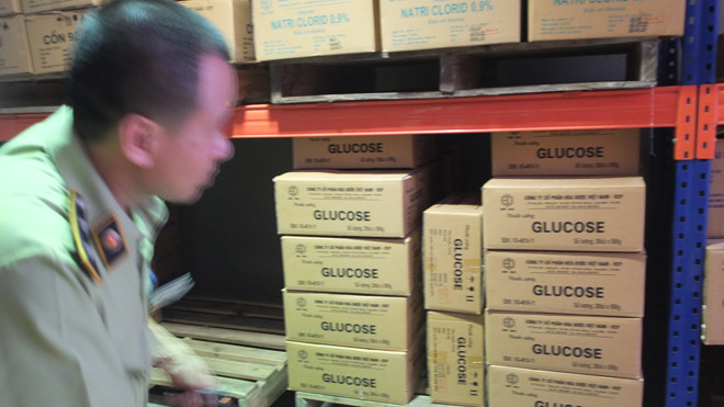 Cơ quan chức năng trong lần kiểm tra kho hàng tại Cty CP Hóa Dược Việt Nam. Ảnh: Đức Huy