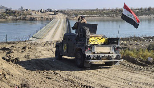 Quân đội Iraq bắc cầu phao để tiến vào trung tâm thành phố Ramadi. Ảnh: Twitter