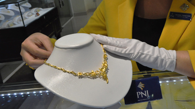 Giá vàng trong nước giảm vài chục nghìn sáng nay. Ảnh: Lệ Chi.