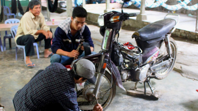 Để chạy được đường núi hiểm trở, các tài xế phải “độ” lại xe với việc thay đổi nhiều linh kiện.