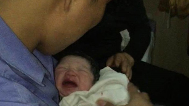 Em bé được sinh ra trên tàu SE8. Ảnh: VR