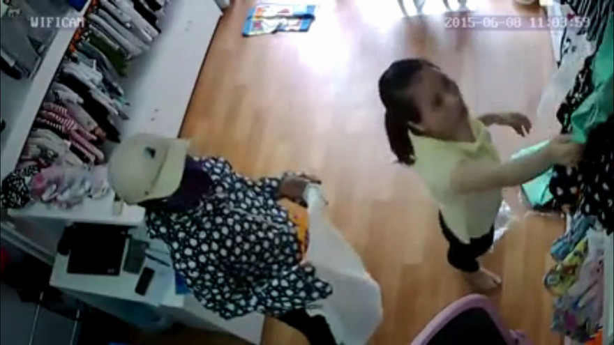 Bà bầu trộm điện thoại trong cửa hàng quần áo