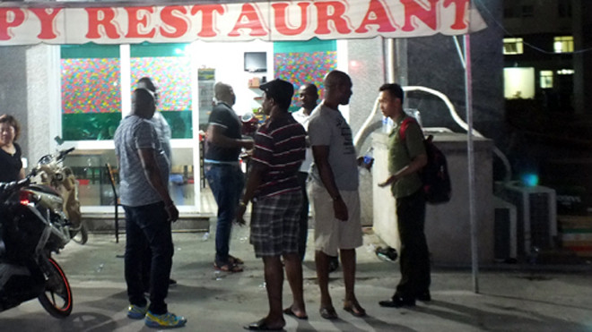 Cảnh sát kiểm tra giấy tờ một số người gốc Phi. Ảnh: N.V