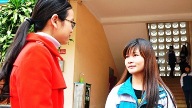 Nữ sinh Giáp Thị Thành lớp 12A (áo xanh). Ảnh: Tuấn Kiệt