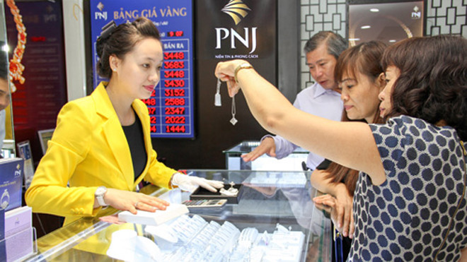 Giá vàng trong nước giảm mạnh theo thế giới.