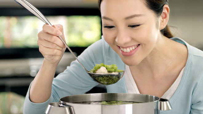 Con thử tập tành nấu lại những món mẹ từng làm, tái hiện mùi vị món ăn vô cùng đặc biệt được ướp tinh tế với nước mắm chuẩn Việt trong mỗi món ăn mẹ nấu. 