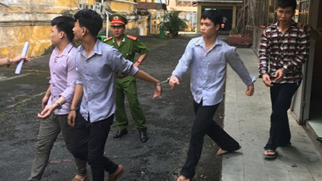 Băng cướp được dẫn giải về trại giam sau khi toà tuyên án 