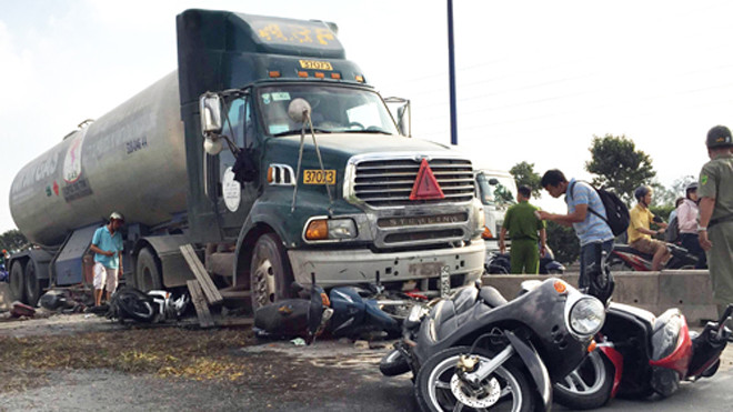 Các xe máy bị container húc nằm la liệt. Ảnh: Hải Hiếu