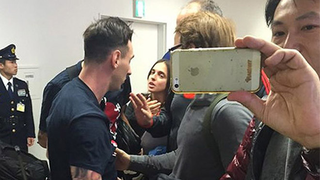 Messi trong lúc cự nự với nhóm CĐV quá khích người Argentina của River Plate. Ảnh: AS.