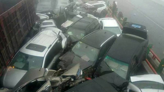 33 xe đâm nối đuôi, 6 người chết vì đường bụi